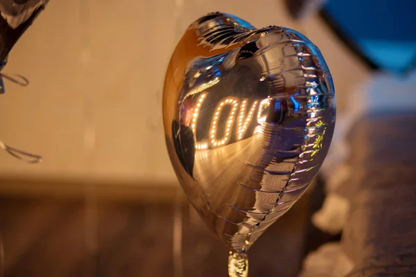 Λαμπρό Λέξη Αγάπη Αντικατοπτρίζεται Στο Ασημένιο Πλαίσιο Μορφή Της Καρδιάς — Φωτογραφία Αρχείου