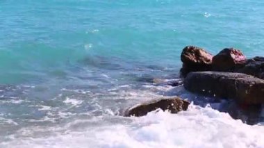 Türkiye'de deniz kıyısında taş karşı dalga sonları