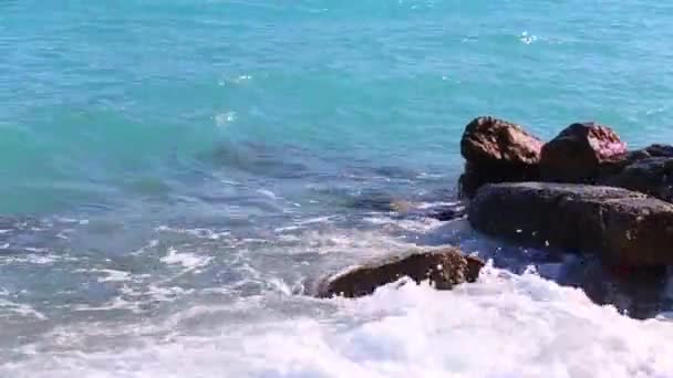 Ola Rompe Contra Las Piedras Orilla Del Mar Mediterráneo Turquía — Vídeos de Stock