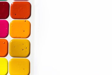 Çok renkli parlak suluboya boyalar yakın. Boya çerçevesinden bir çerçeve