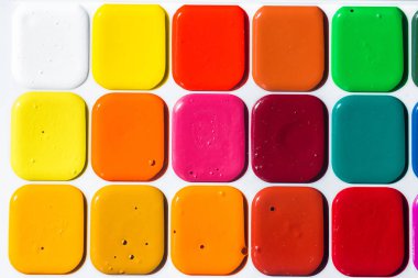 Çok renkli parlak suluboya boyalar yakın. Boyaların arka planı