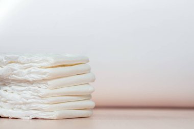 Beyaz çocuk bezi paketi bir masada yatıyor