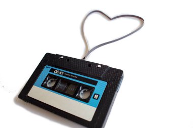 Beyaz bir arka planda eski bir kaydedici kaset bant kalp