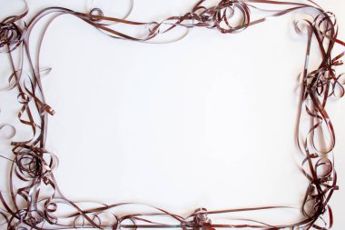 Beyaz bir arka planda karışık kaset. Manyetik kasetten bir çerçeve