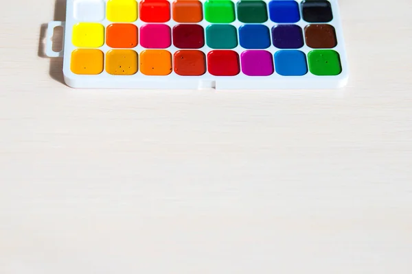 桌子上的多色明亮水彩颜料 — 图库照片