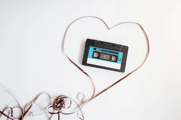 El cartucho de la grabadora de la 90 se encuentra en el corazón de una cinta magnética —  Fotos de Stock