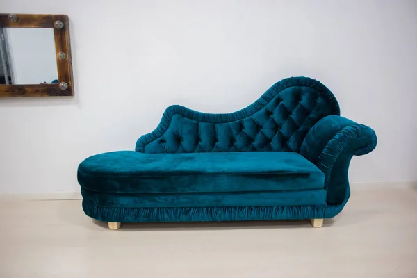 The blue velvet banquette costs in the light room with a mirror — Stock Photo, Image