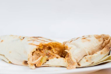 Bir Lavash içinde kesme içindeki Şavurma. Shawarma sulu doldurma. Sokak yemekleri