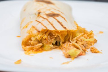 Bir Lavash içinde kesme içindeki Şavurma. Shawarma sulu doldurma. Beyaz arka planda sokak yemekleri