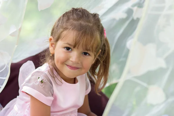 Retrato da menina sorridente com olhos castanhos — Fotografia de Stock