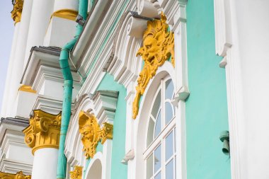 St Petersburg Hermitage bina cephe dekor unsuru. Heykeller, bronz ve yaldızlı bir portre. Duvarda sıva kalıbı