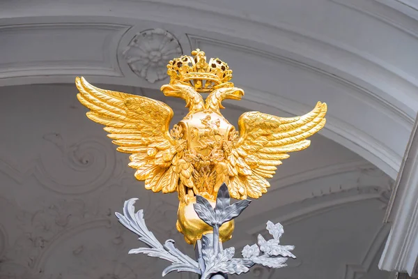 Элемент декора главных ворот входа в Эрмитаж в Санкт-Петербурге. Скульптуры, бронза и позолоченный двуглавый орел Стоковое Фото