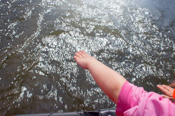 Çocuk o anda bir el suyuna dokunur. — Stok fotoğraf