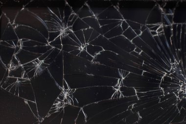 Düşük bir anahtar kırık cam doku. Çatlaklardan siyah bir arka plan