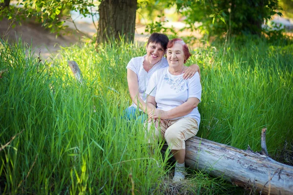 Retrato de la anciana con la hija adulta al aire libre — Foto de Stock