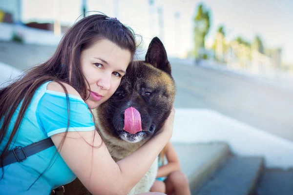 El retrato de la mujer en el paseo con la mascota - el perro de la raza Akita — Foto de Stock