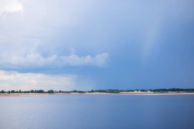 Büyük gök gürültülü bulutlar nehir üzerinde yoğunlaşmıştı. Çok yağmur yağıyor.