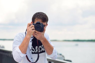 Genç adam ayna kamerada yazar fotoğrafları