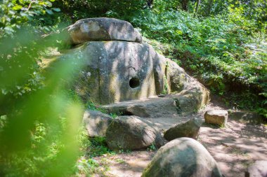 Krasnodar Territ topraklarında mengirler ile Antik dolmen