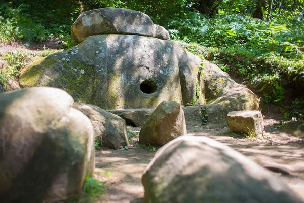 Dolmen antiguo con megalitas en el territorio de Krasnodar Terr — Foto de Stock