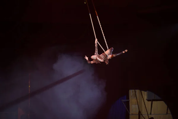 Volgogrado, Rusia, 09.26.2019: Aerialista femenina actúa en el circo. Acrobat en las cuerdas bajo la cúpula del circo realiza un número peligroso — Foto de Stock