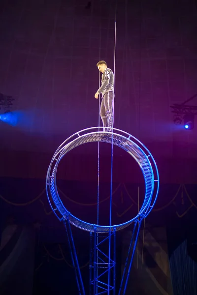 Volgogrado, Rusia, 09.26.2019: Actuación en el circo de acróbatas sobre una rueda americana. Números peligrosos sin seguro. Dussolus Circus Acrobat Brothers — Foto de Stock