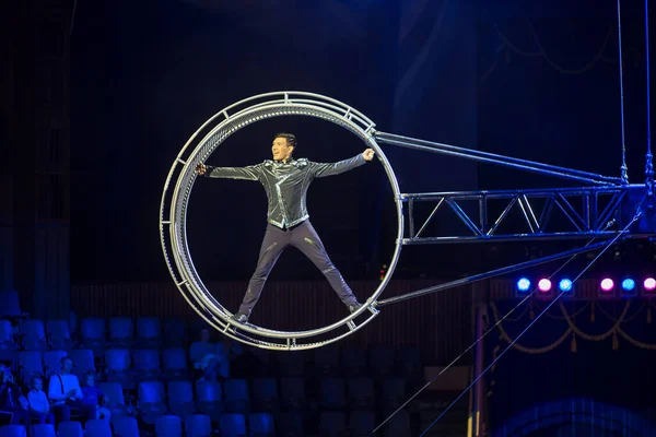 Volgogrado, Rusia, 09.26.2019: Actuación en el circo de acróbatas sobre una rueda americana. Números peligrosos sin seguro. Dussolus Circus Acrobat Brothers — Foto de Stock