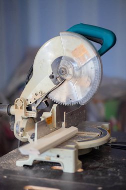 Dairedeki tezgahın üzerinde dairesel bir testere. Ev onarımı, testere kesimi ahşap ürünler.