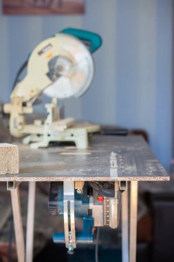 Daireye monte edilmiş dairesel testereli taşınabilir tezgah.