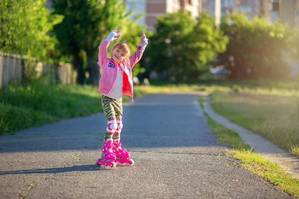 Klein Meisje Roze Rollen Roze Trui Poseren Het Park Glimlachen — Stockfoto