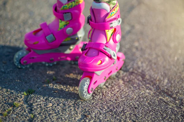 Dětské Nohy Růžových Dětských Rolích Zblízka Kolečkové Brusle Pro Venkovní — Stock fotografie