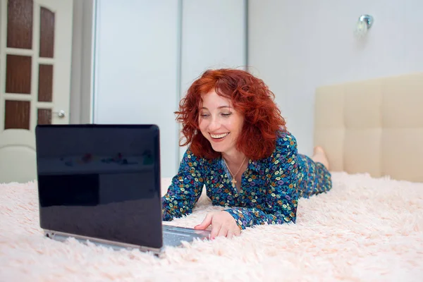 Curly Bright Woman Working Computer Remotely Lying Bed — Stock Photo, Image