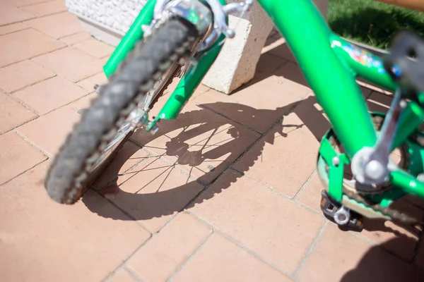 Rueda Bicicleta Infantil Sombra Sobre Las Adoquines Sombra Tallada Los — Foto de Stock