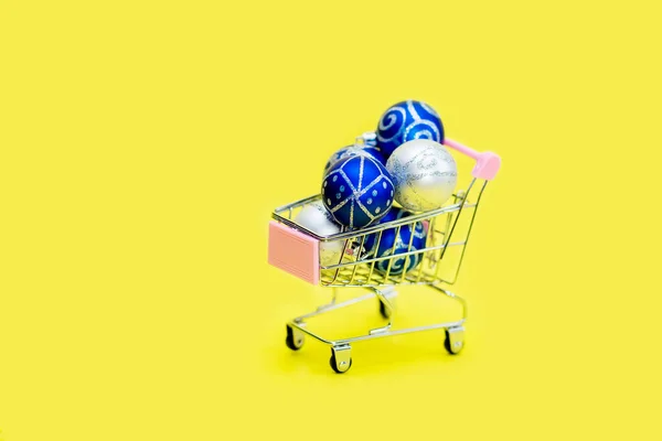 Niebieskie Kulki Świąteczne Ułożone Małym Wózku Zakupy Świąteczne Zakupy — Zdjęcie stockowe