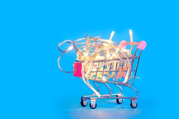 Mały Wózek Pełen Lampek Choinkowych Przygotowania Świąt — Zdjęcie stockowe