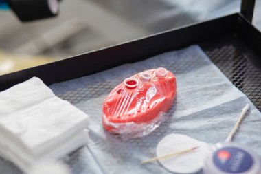 Kalıcı makyaj atölyesi. Dudak dövmesi. Pigment için konteyner. Kuaförde modern makyaj