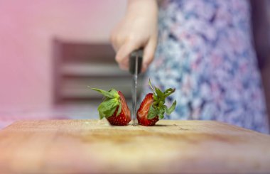 Seçici kesim, kesme tahtasındaki çileği kesmiş..