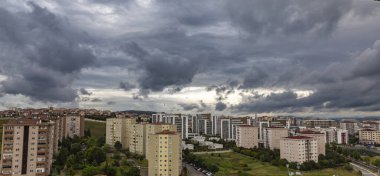 Fırtına yağmur bulutlarıyla dolu bir şehir manzarası