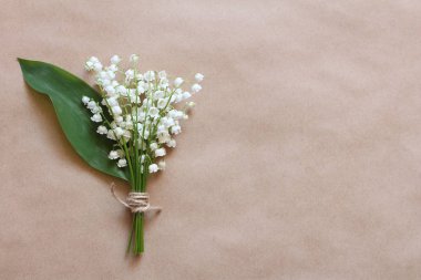 Kahverengi kraft kağıt arka plan üzerinde Vadideki Zambak buketi