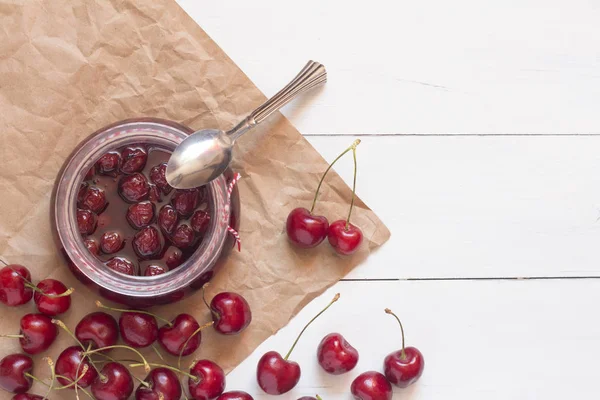 Beyaz bir tablo kavanoza kiraz reçeli