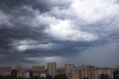 Gökyüzündeki gök gürültülü bulutlar şehrin üzerinde