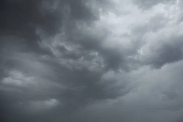 Σκοτεινά Σύννεφα Στον Ουρανό Πριν Από Μια Βροχή — Φωτογραφία Αρχείου