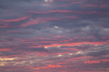 Gökyüzü günbatımı sırasında