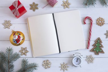 Noel nesneler bir beyaz tahta üzerinde üst yüzey