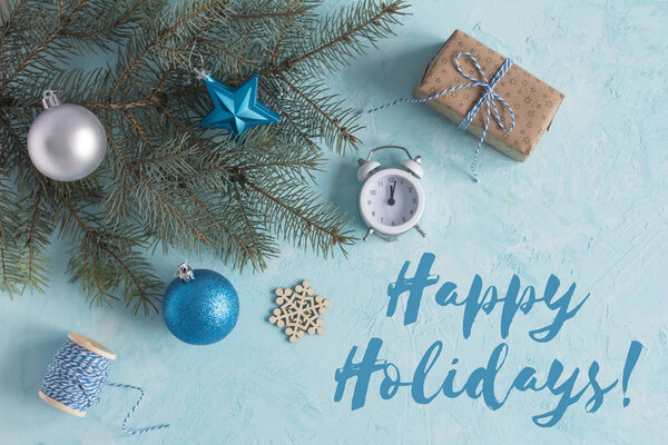 Рождественские предметы на голубой поверхности вид сверху
