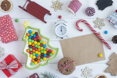 Noel nesneler bir beyaz tahta üzerinde üstten görünüm masa. Noel arka plan