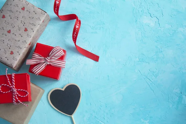 青い古い背景上のロマンチックな赤いギフトを表示します 幸せなバレンタインデー カード — ストック写真