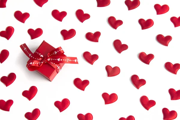 Romantisches Rotes Geschenk Und Herzen Auf Weißem Hintergrund Valentin Tageskarte — Stockfoto