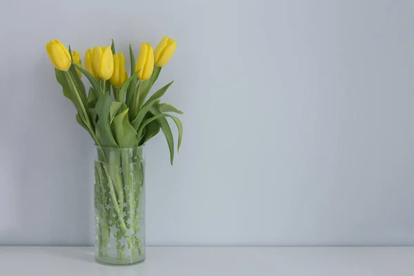 Gelbe Tulpen Der Vase Auf Weißem Tisch — Stockfoto
