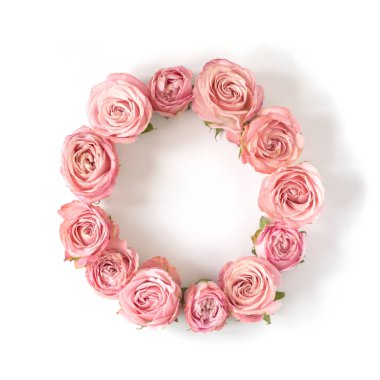 Beyaz arka plan üzerinde pembe gül yuvarlak çelenk